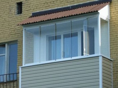 Остекление балкона с выносом и крышей