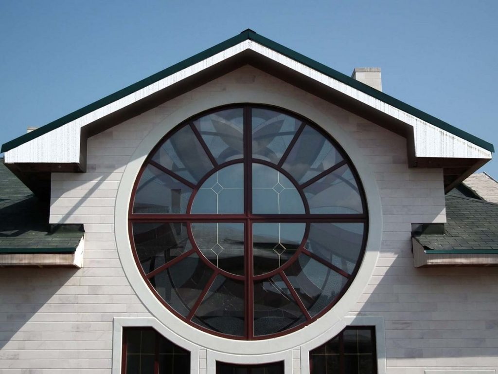 Круглые окна в загородном доме, коттедже
