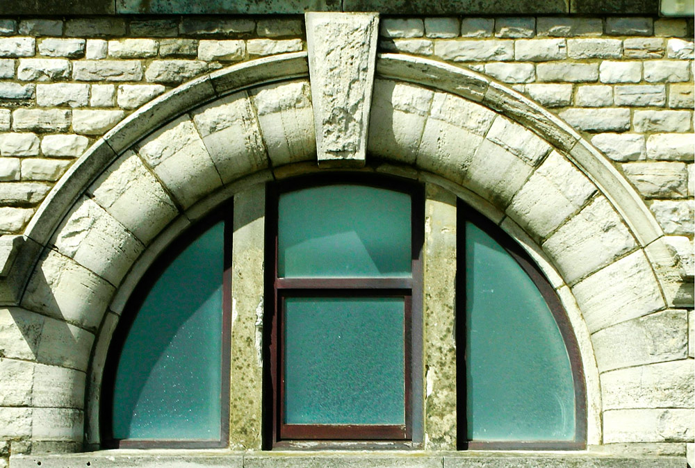 Полукруглое арочное окно