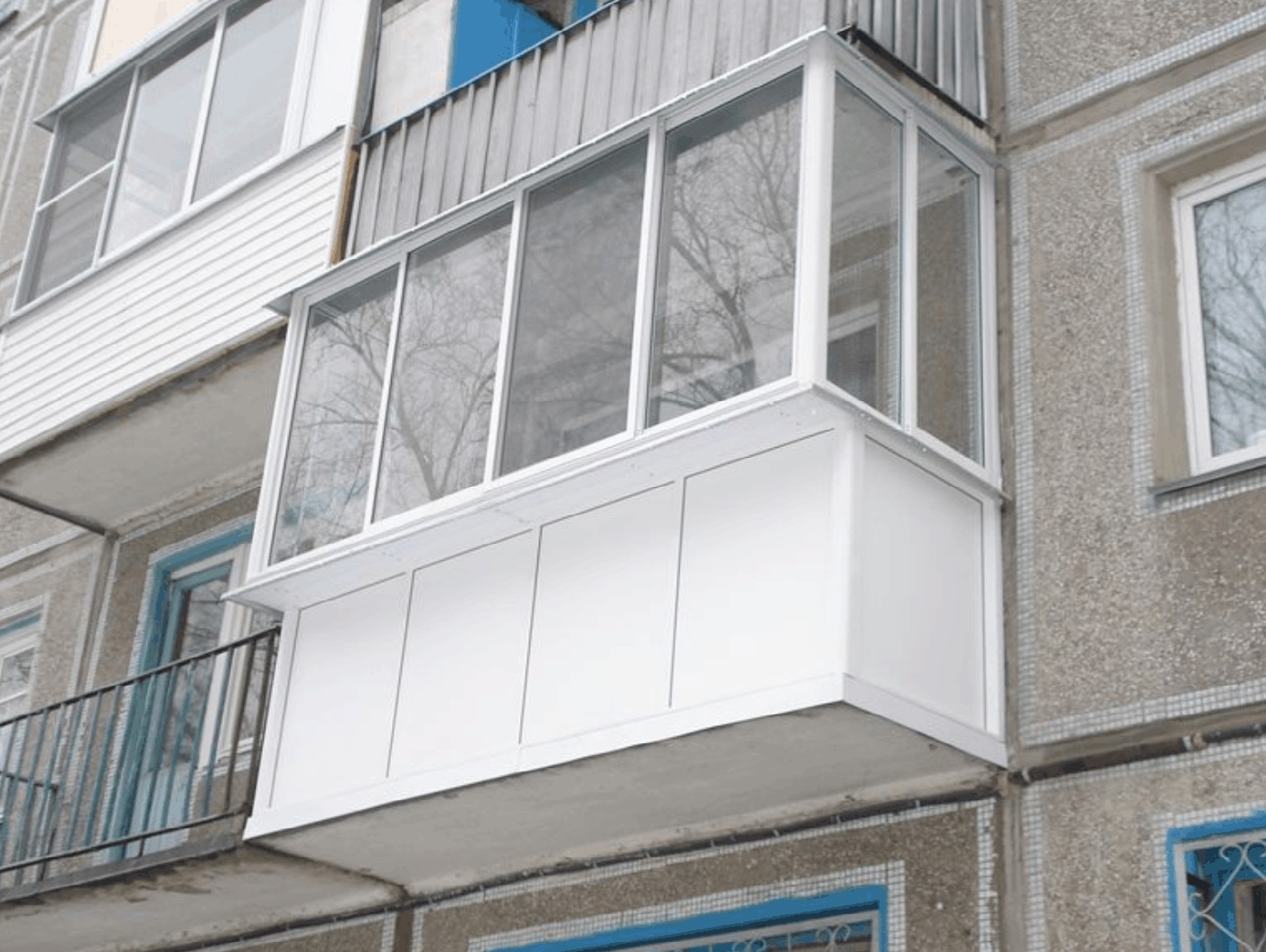 Остекление балконов цена остекление балконов тут. Застекленный балкон. Пластиковый балкон. Пластиковый балкон в хрущевке. Балкон с выносом.