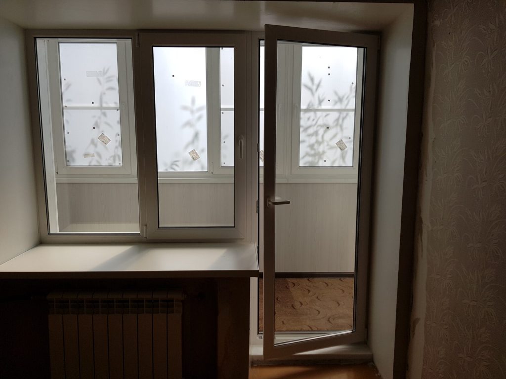 Балконный блок с прозрачной дверью