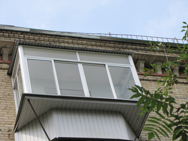 Балкон с выносом подоконника в бок