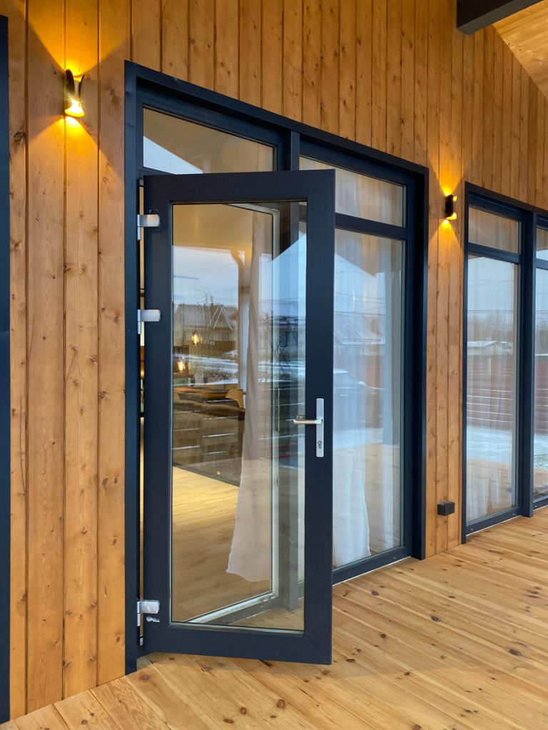 Входные пластиковые двери